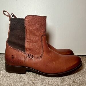NWT Frye pull on Chelsea cognac leather ankle boots Size 8